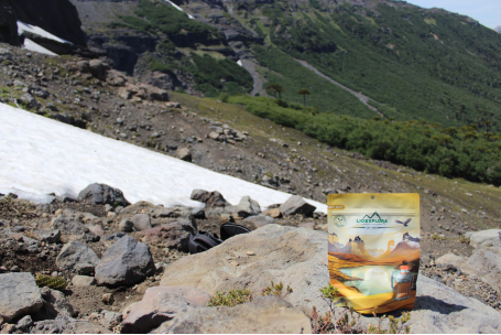 Comida liofilizada en la mitad de la montaña junto a Lioexplora Alimentos