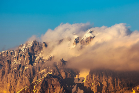 Formación de nubes en la montaña