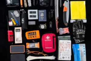 Kit con elementos necesarios para una eventual emergencia