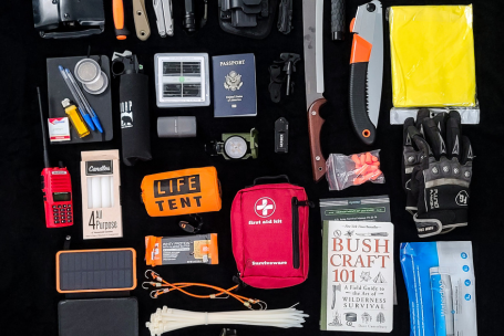 Kit con elementos necesarios para una eventual emergencia