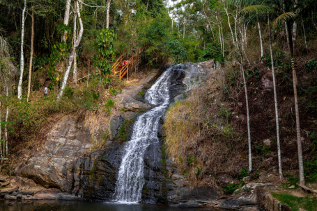 Agua fluyendo por la montaña