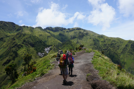 Trekking por la montaña en familia