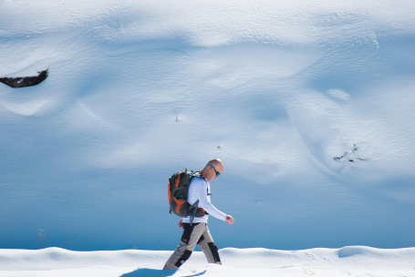 Hombre caminando en la nieve