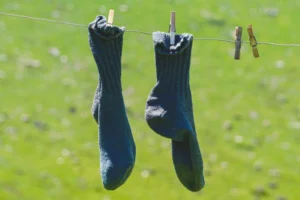 Calcetines de trekking colgados fuera de un camping