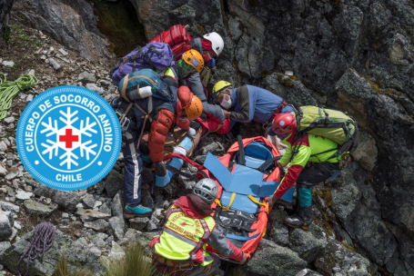 Foto de un equipo de rescate andino