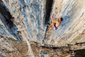 Hombre haciendo escalada libre