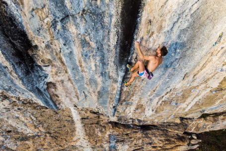 Hombre haciendo escalada libre